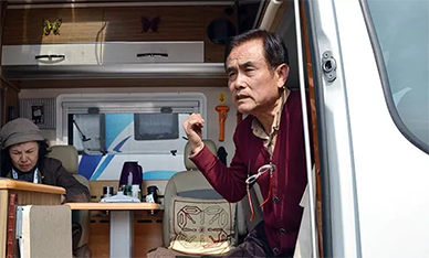老譚開進口依維柯底盤房車，來了場紅色旅游，你想去么？